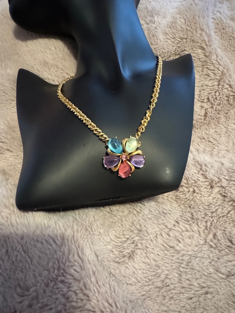 Gorgeous vintage Trifari choker with lucite flower 🌺